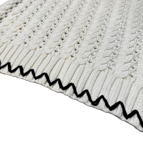 Elegant V-Neck Sweater with Black Accents - Picture 4 of 10